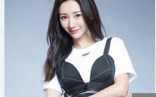 柳岩胸衣下滑(柳岩穿的少)