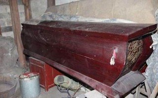 梦见躺在棺材里(梦见躺在棺材里的人活过来了) 梦见躺在棺材里(梦见躺在棺材里的人活过来了)