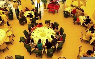 梦见很多人(梦见很多人来我家)